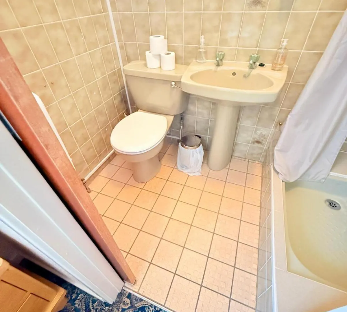 Opposite Hylands Hotel Single Rooms 노팅엄
